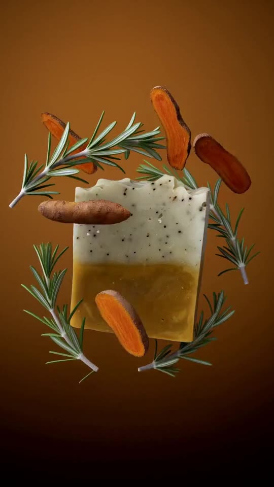 Savon entouré de brins de romarin et de curcuma